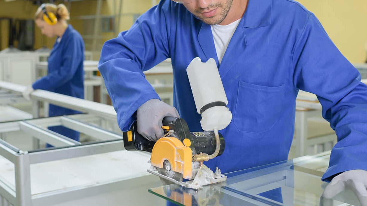 Profissional trabalhando com perfis de alumínio